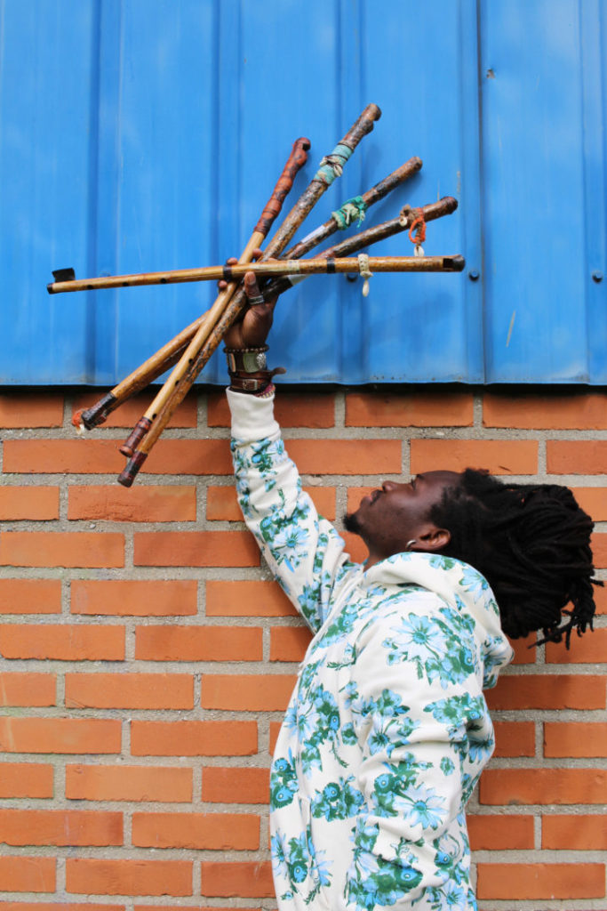 photo de Oua-Anou Diarra avec ses flûtes